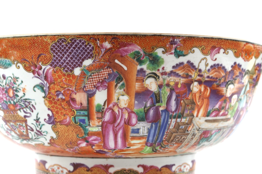 An elegant famille rose punch bowl, decorated with panels depicting Manchu/Chinese families; 33.5 cm - Image 7 of 10