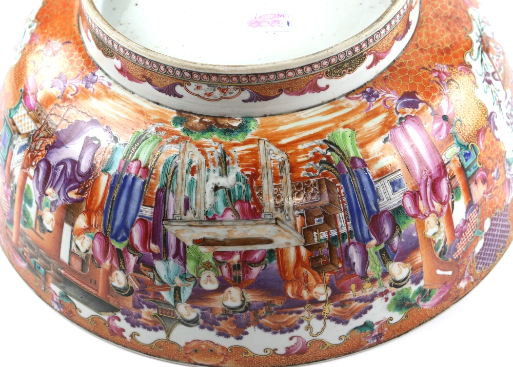 An elegant famille rose punch bowl, decorated with panels depicting Manchu/Chinese families; 33.5 cm - Image 9 of 10