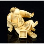 Early 20th century Japanese ivory figure of a seated man with a rat on his head, signed, 5cm high,