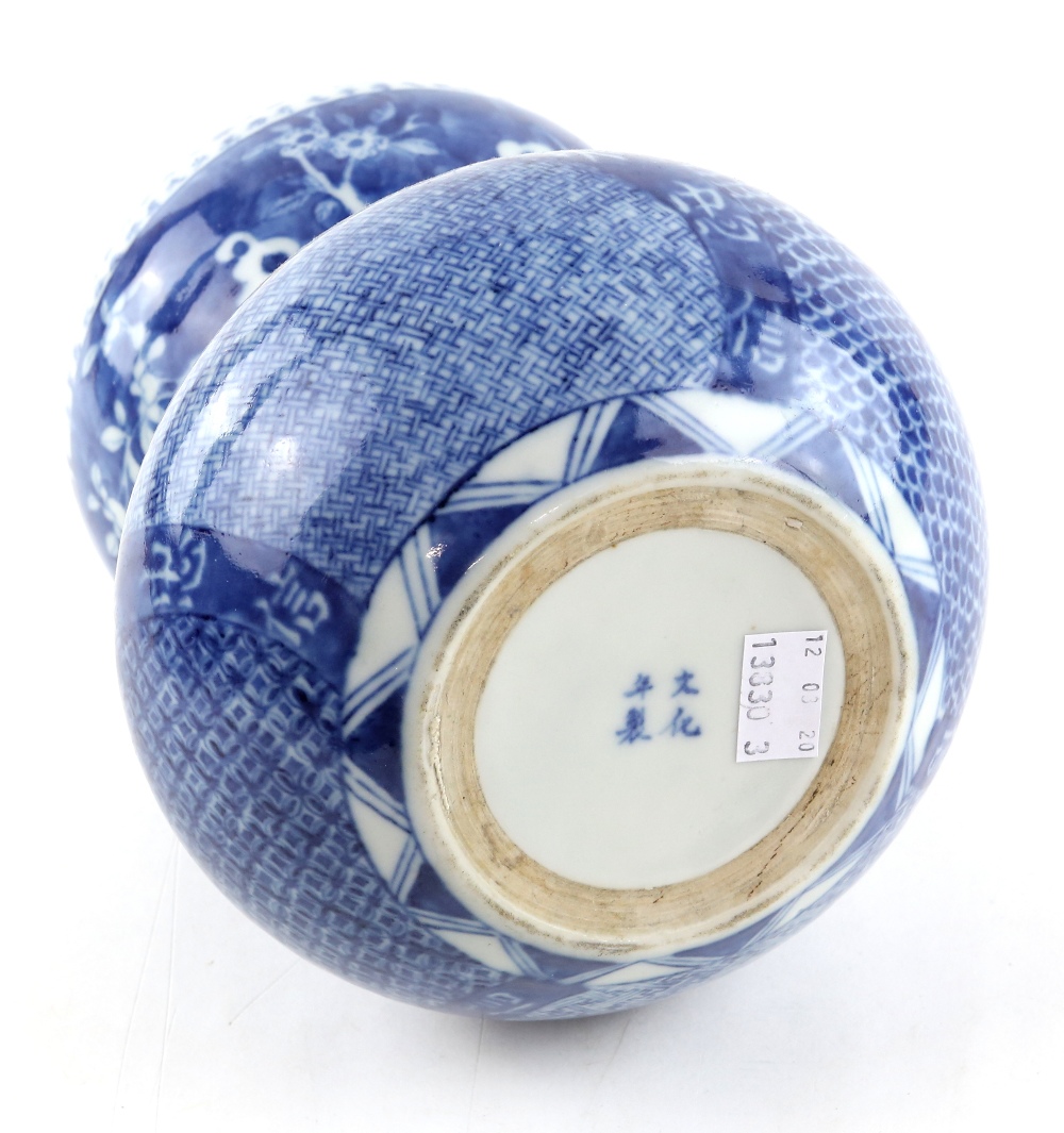 An Arita style blue and white/sometsuke dish of circular form, decorated with trapezoid-shaped - Image 8 of 9