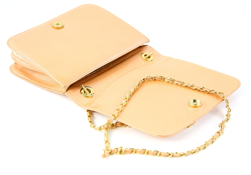 Bruno Magli peach coloured handbag with gold chain shoulder handle with dust bag and a red holdall. - Image 3 of 6