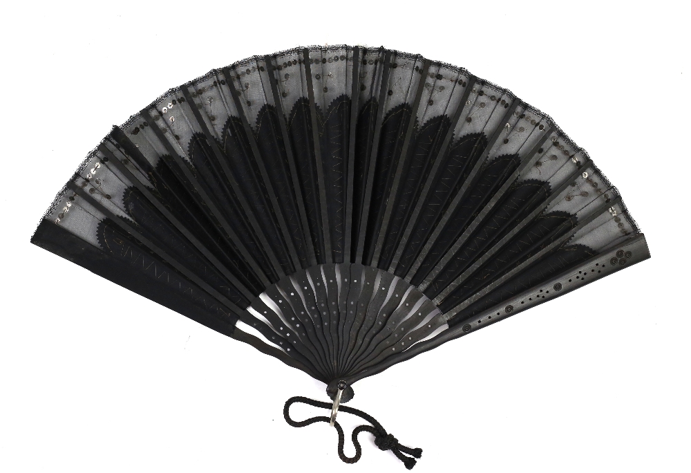 Small collection of fans including a 1920s faux tortoiseshell feather, Victorian sequined fan, and - Image 6 of 8