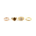 Four rings, 1930's wedding band in 22 ct, ring size Q, square signet, size Y, oval tiger's eye