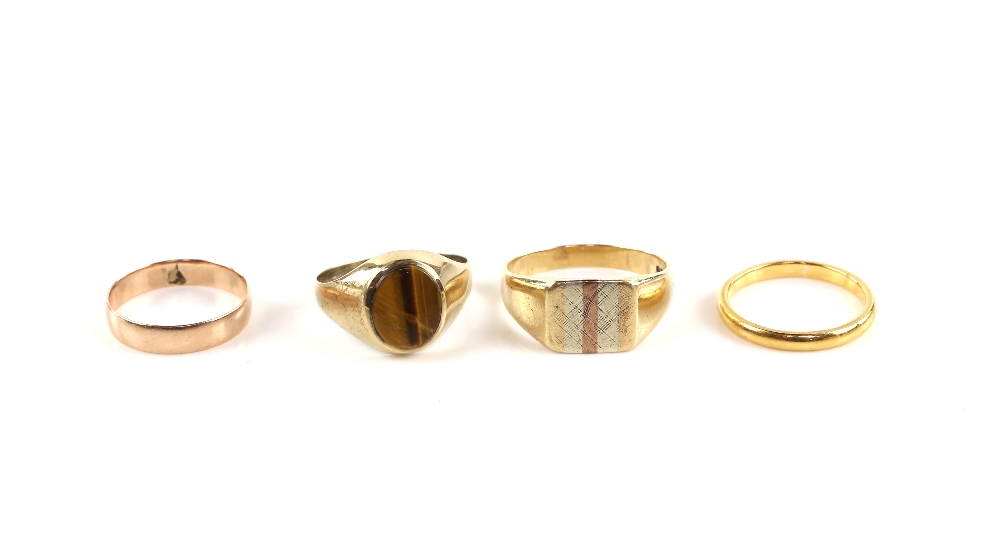 Four rings, 1930's wedding band in 22 ct, ring size Q, square signet, size Y, oval tiger's eye - Image 2 of 2