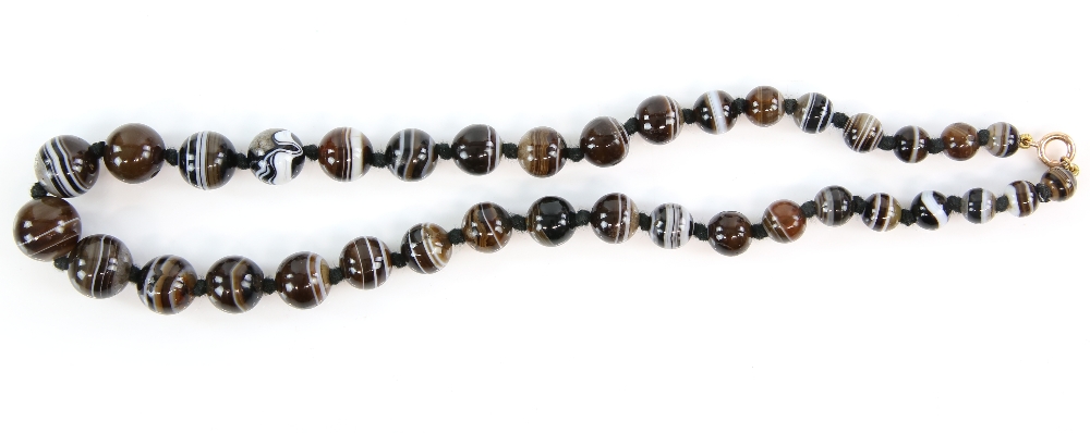 A banded agate bead necklace strung with knots to a bolt ring clasp, length 40 cm . CONDITION, a few - Image 2 of 2