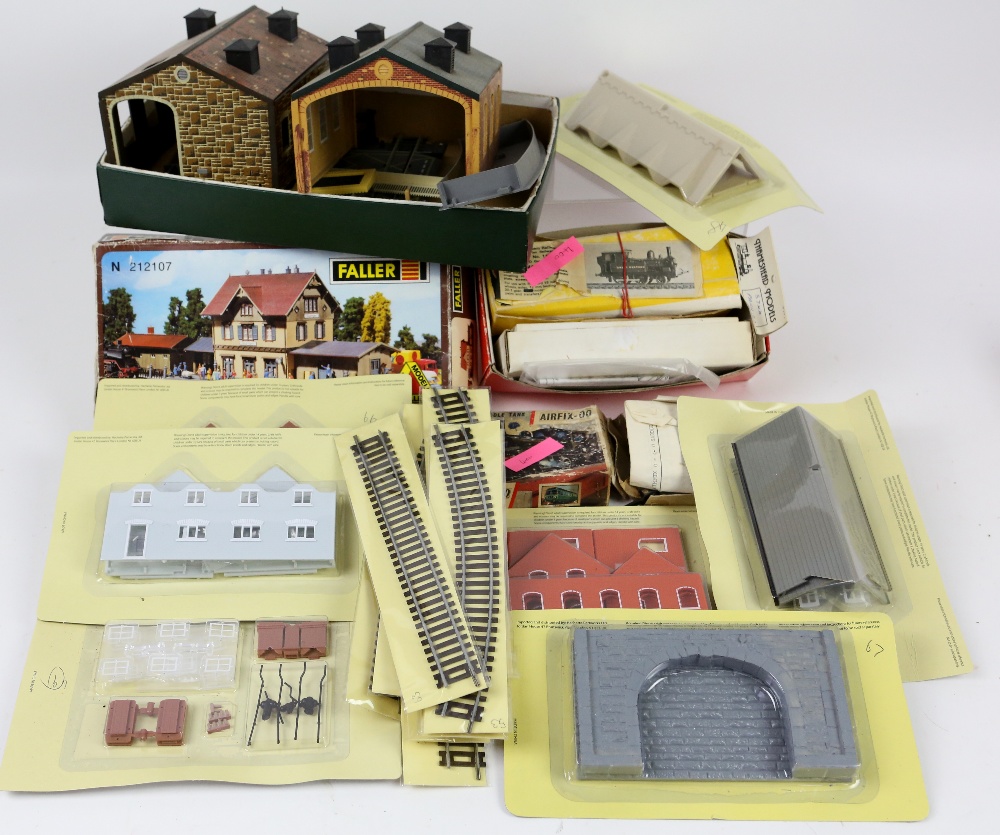 Large collection of trackside and layout items, to include plastic and cardboard kit-form buildings, - Image 11 of 17