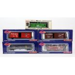 Four O gauge Trainman rolling stock, comprising EV Caboose Great Northern Railway, 2x 40' sliding