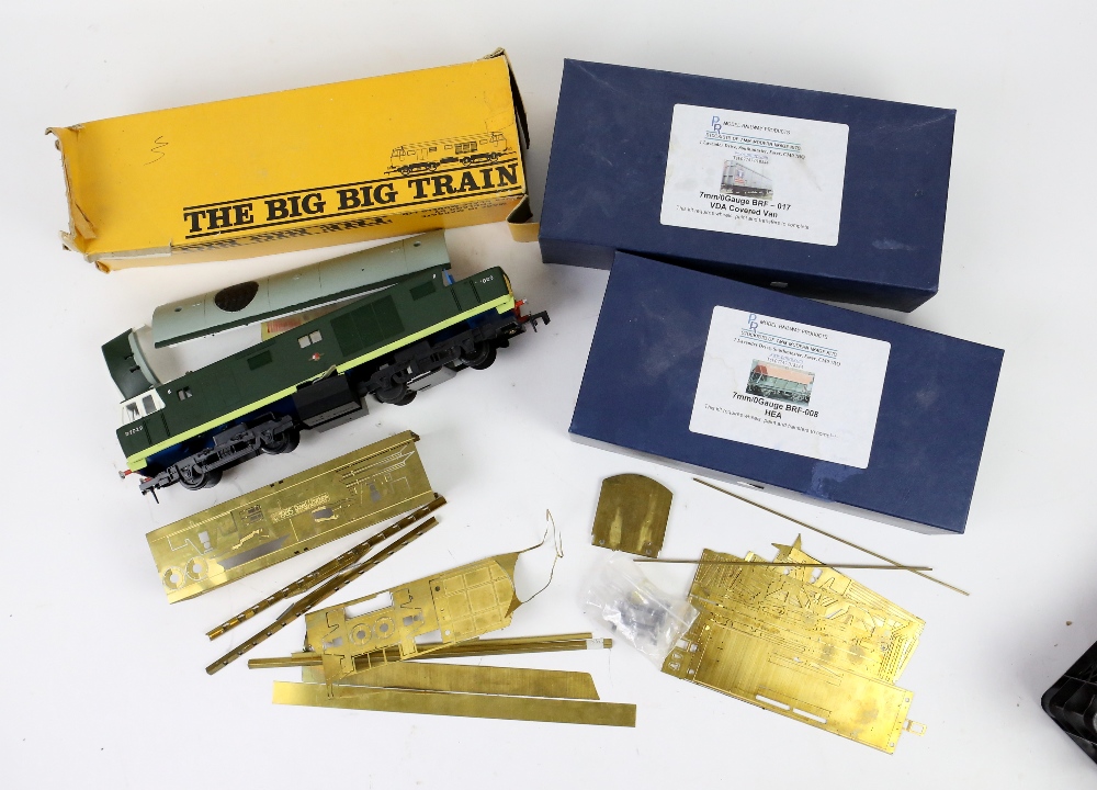 Collection of Graham Farish Shredded Wheat N gauge model locomotives and carriages, Eckon signal - Image 8 of 11