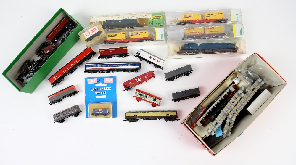 Twelve Graham Farish N gauge diesel locomotives and carriages, plus Dapol and other N gauge - Image 4 of 4