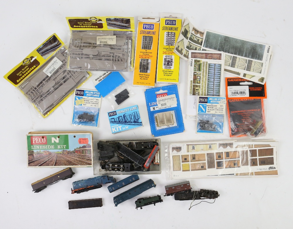 Collection of Graham Farish Shredded Wheat N gauge model locomotives and carriages, Eckon signal - Image 4 of 11