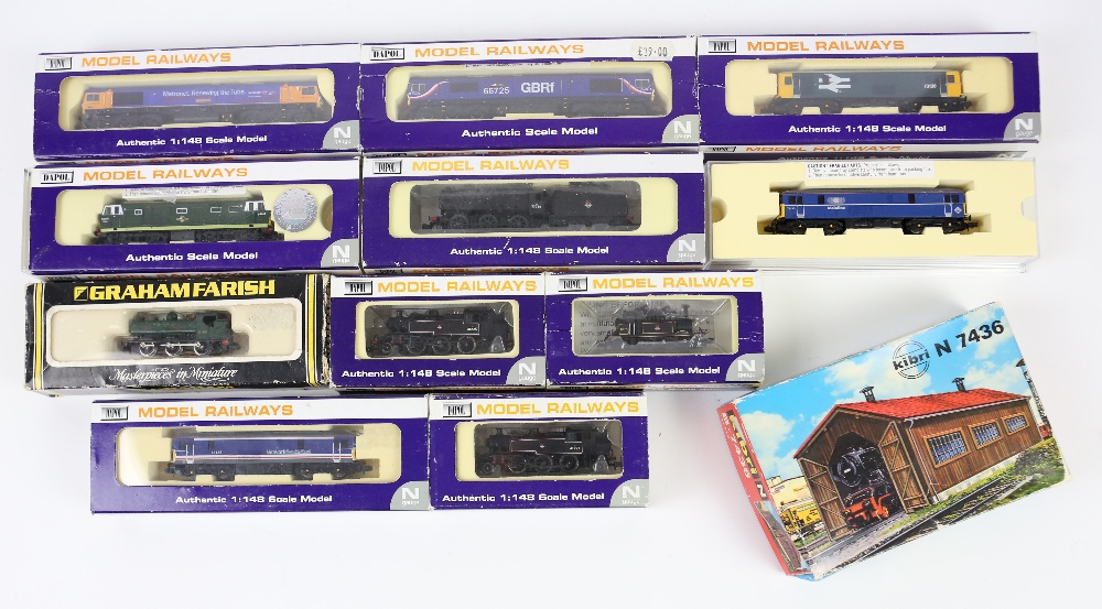 Twelve Graham Farish N gauge diesel locomotives and carriages, plus Dapol and other N gauge - Image 2 of 4