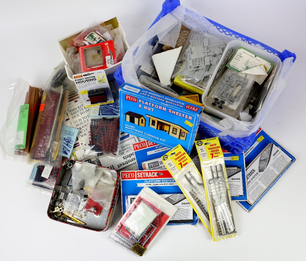 Large collection of trackside and layout items, to include plastic and cardboard kit-form buildings, - Image 17 of 17