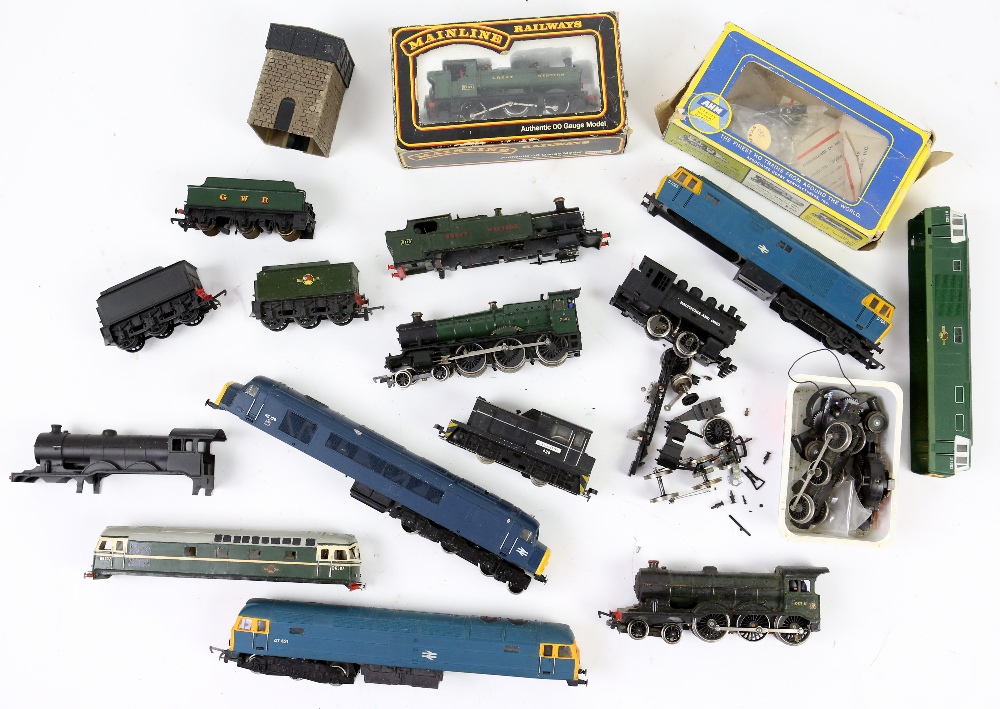 Collection of Graham Farish Shredded Wheat N gauge model locomotives and carriages, Eckon signal