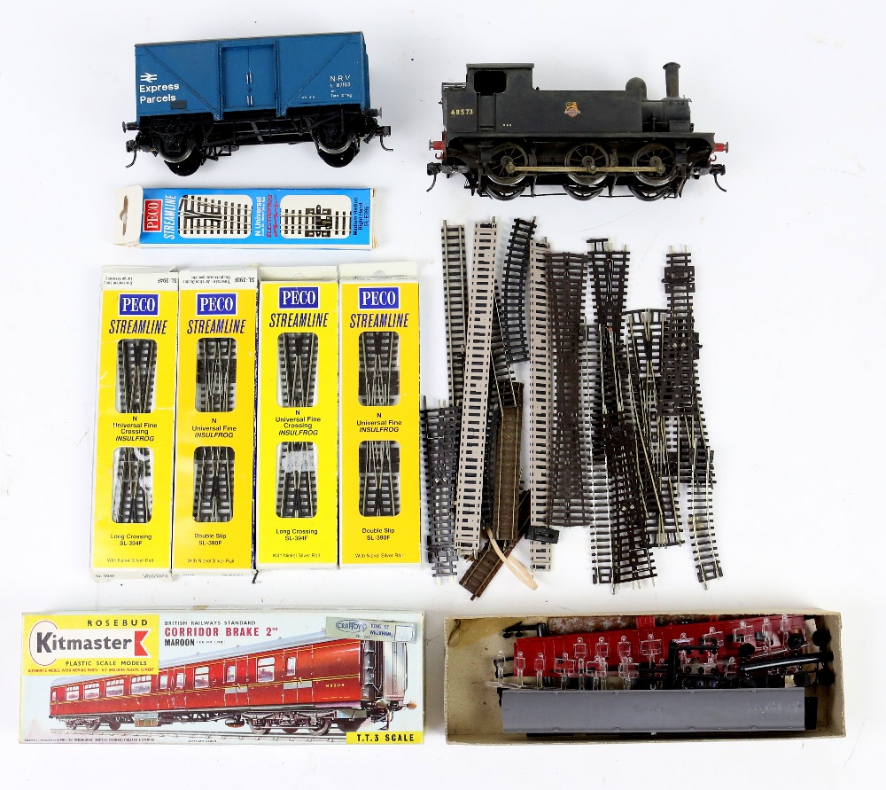 Collection of Graham Farish Shredded Wheat N gauge model locomotives and carriages, Eckon signal - Image 6 of 11