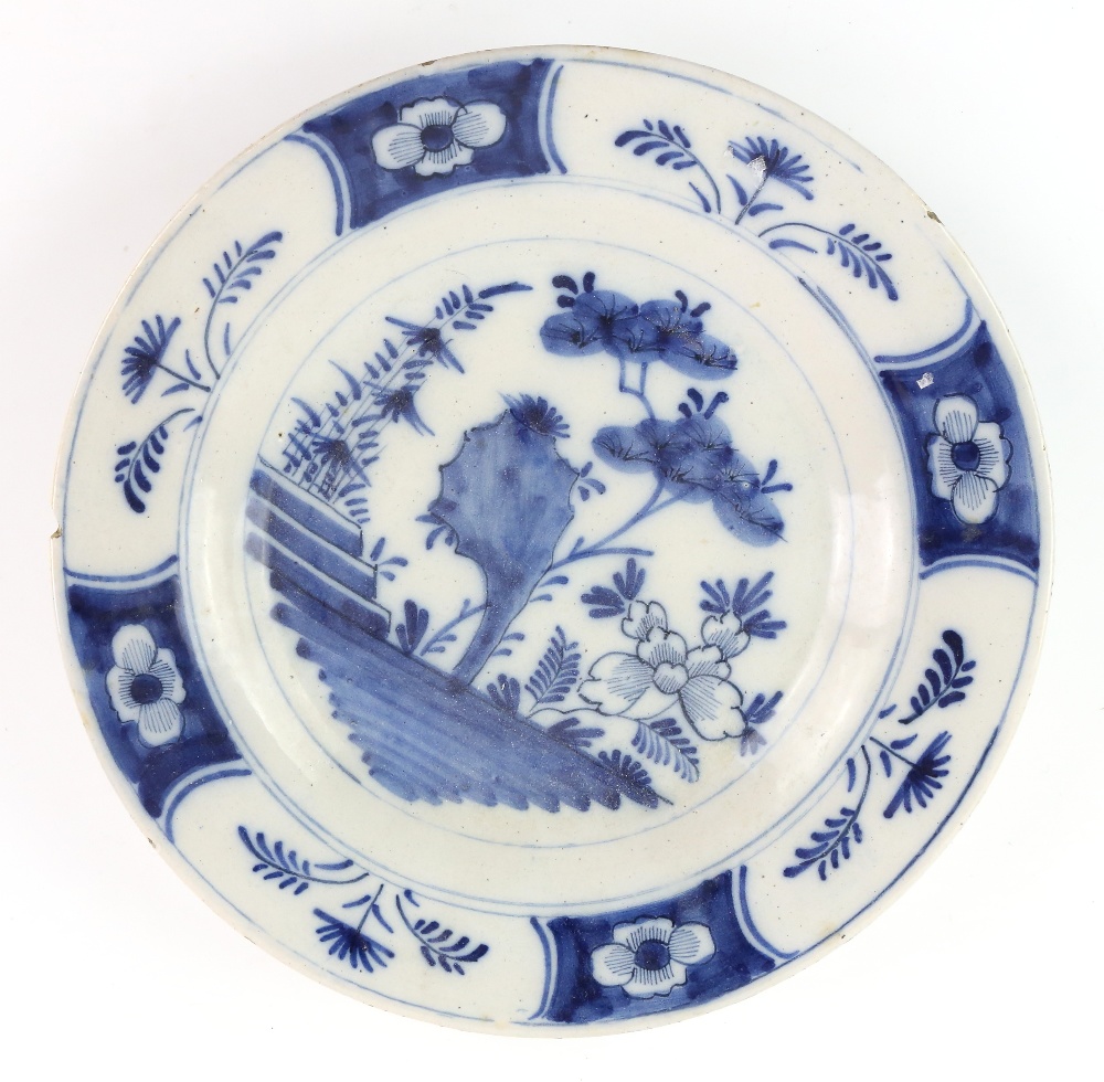Pair of 18th century delft plates decorated in the Chinese taste, 23cm and another 23cm (3). - Image 10 of 12