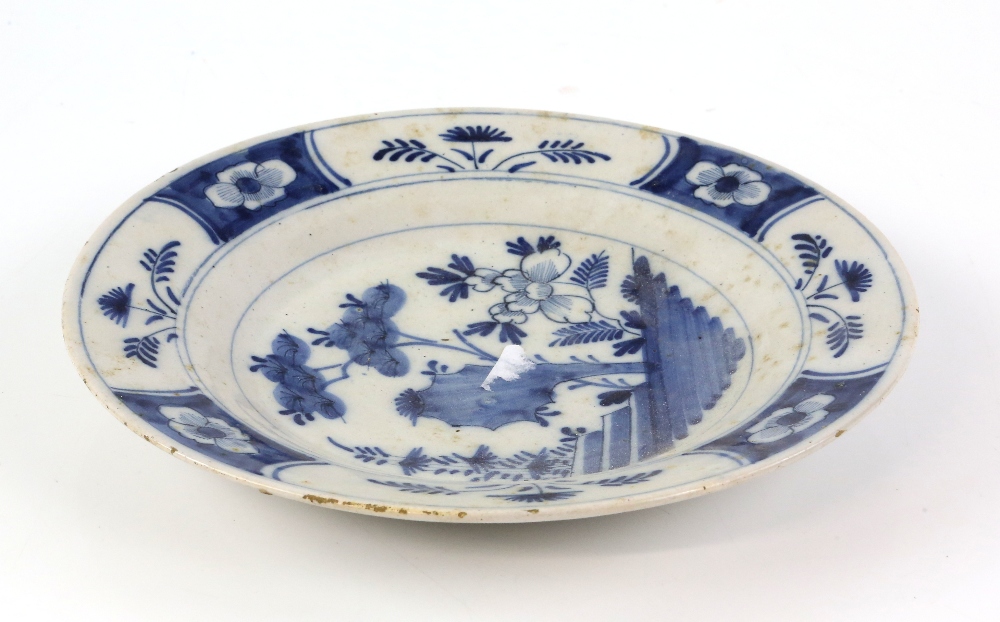 Pair of 18th century delft plates decorated in the Chinese taste, 23cm and another 23cm (3). - Image 5 of 12