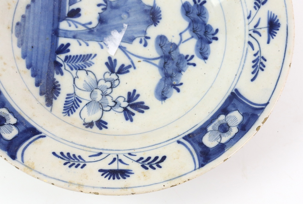 Pair of 18th century delft plates decorated in the Chinese taste, 23cm and another 23cm (3). - Image 8 of 12