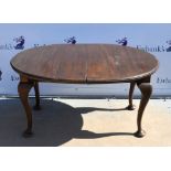 Early 20th century mahogany oval dining table, on cabriole legs and pad feet, 72 x 140 x 106cm.