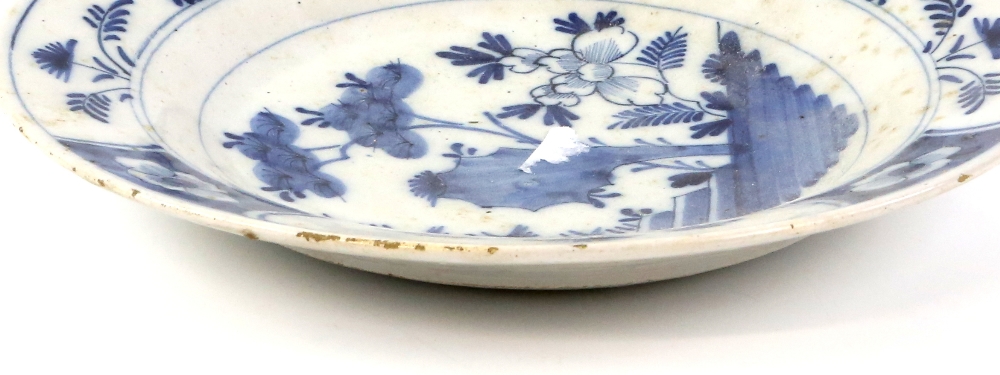 Pair of 18th century delft plates decorated in the Chinese taste, 23cm and another 23cm (3). - Image 6 of 12