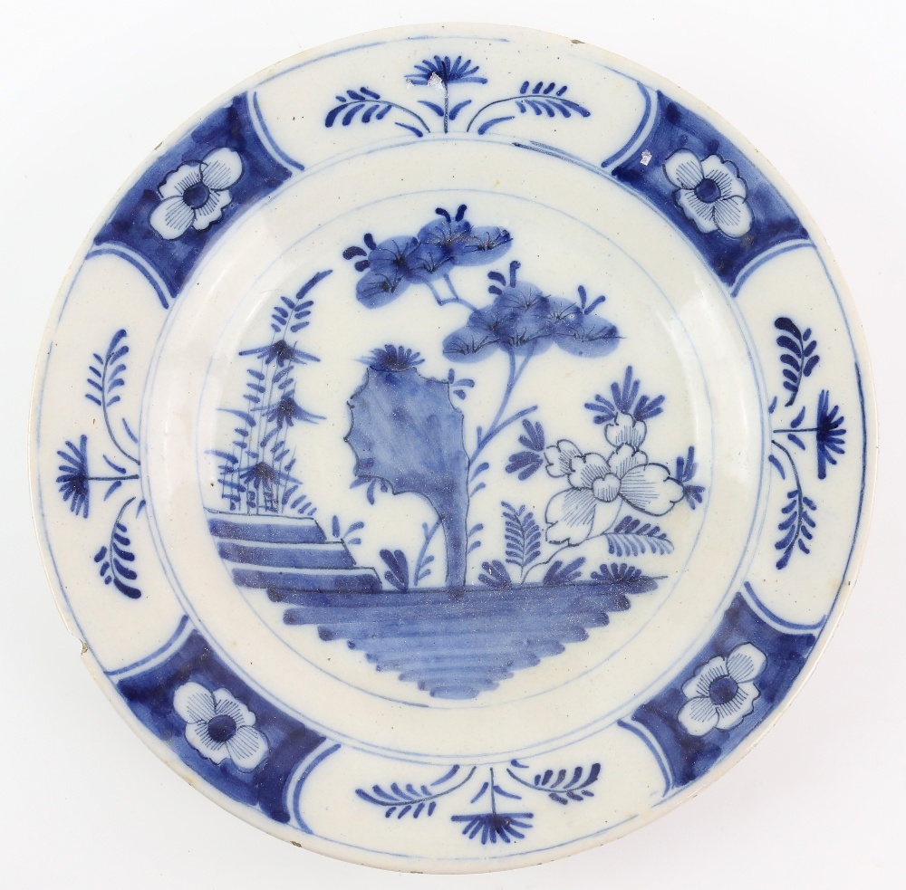 Pair of 18th century delft plates decorated in the Chinese taste, 23cm and another 23cm (3). - Image 11 of 12