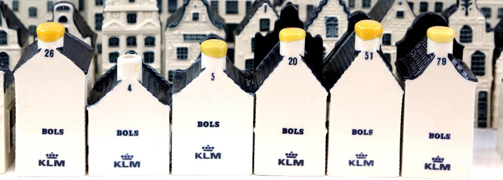 Large collection of 93 KLM blue delft house shaped bottles by Bols Condition: all have wax seals - Image 4 of 6
