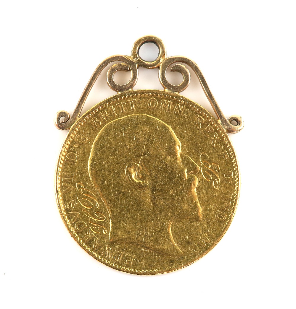 1910 Sovereign pendant, front engraved with initials 'HD' and 'B', pendant fitting testing as 9 - Image 2 of 2