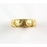 Vintage 22 ct yellow gold wedding band, London 1975, with engraved external decoration of flowers