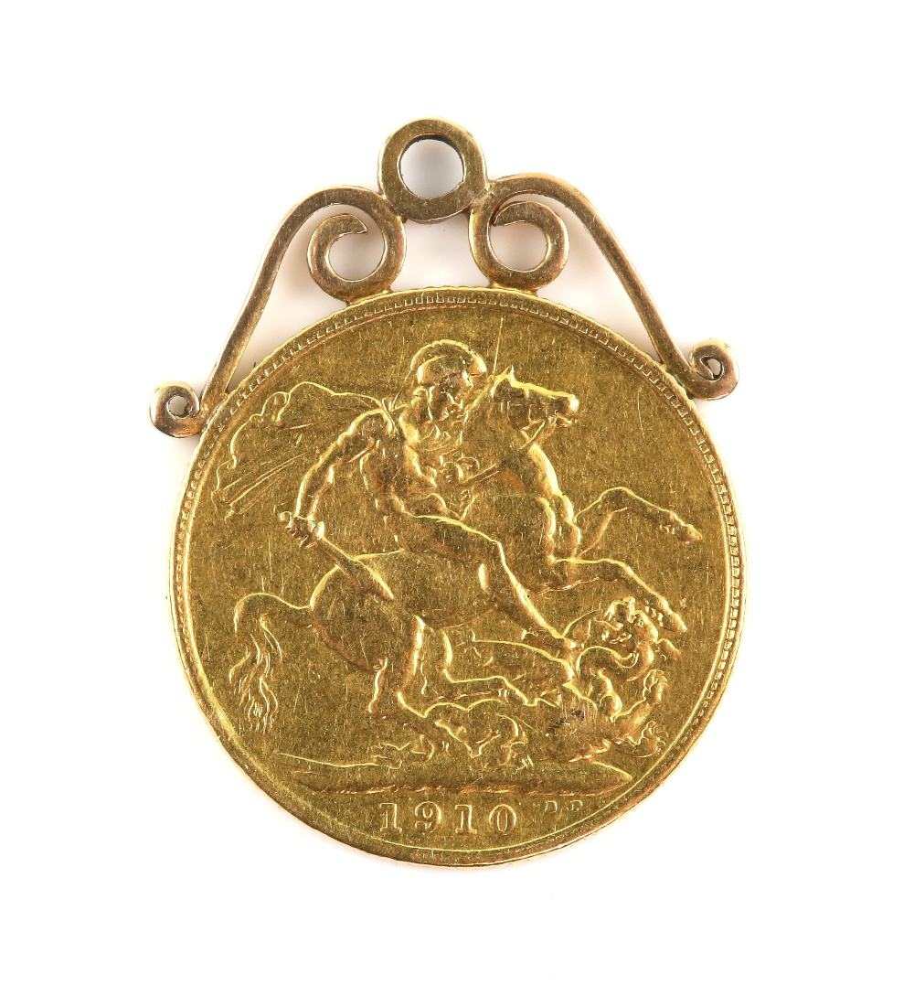 1910 Sovereign pendant, front engraved with initials 'HD' and 'B', pendant fitting testing as 9