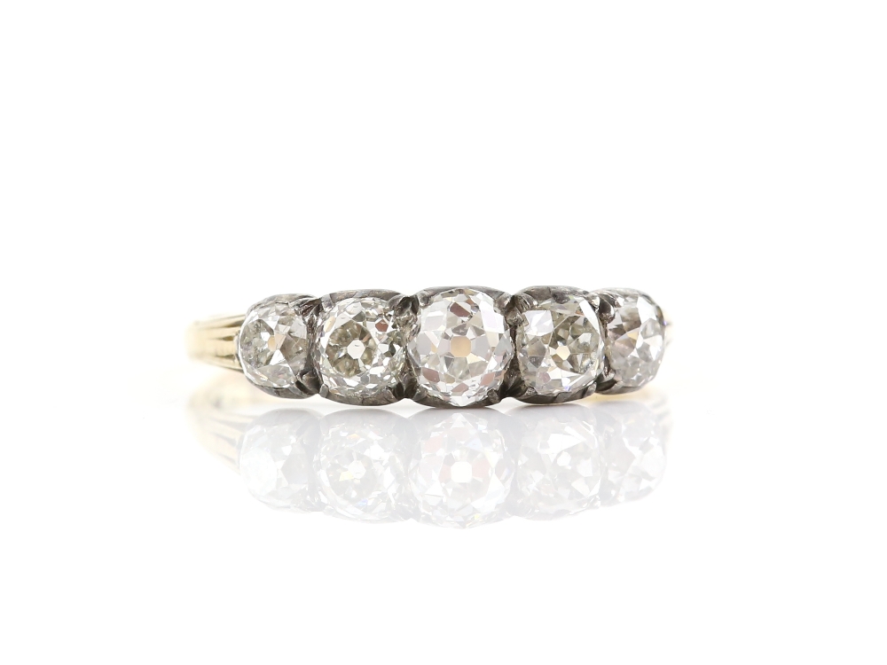 Antique five stone ring, set with graduated old cut diamonds, estimated total diamond weight 1.50 - Image 4 of 5