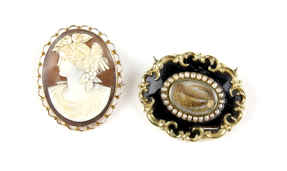 Antique cameo brooch, depicting the Roman goddess Flora, facing left, with flowers in her hair, in
