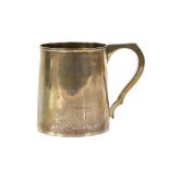 George III silver mug of plain form, maker's mark 'IW', London, 1776, 6.3oz, 198g,
