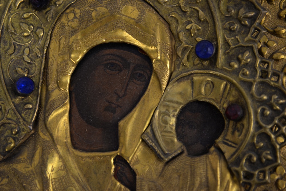 Russian icon of the Mother of God of Iberia with repoussé gilt metal riza and haloes with paste - Image 3 of 12