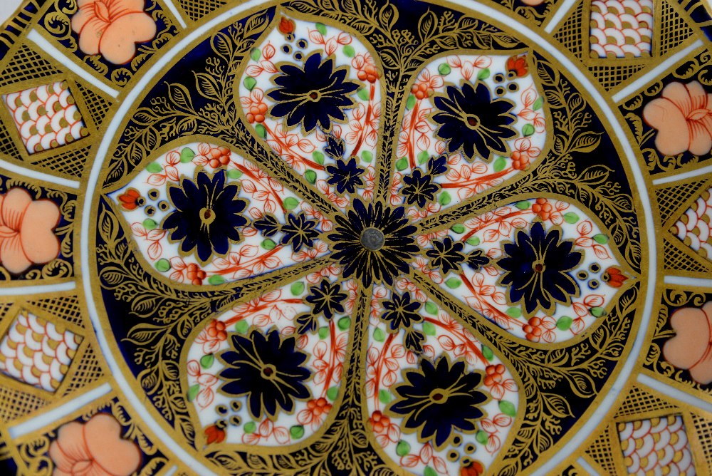 Royal Crown Derby Imari pattern no 1126 shaped circular cake stand, 24cm diameter - Image 5 of 6