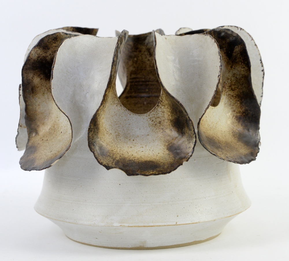 Deirdre Burnett (British, b.1939), studio pottery centrepiece bowl with ruffled lobe rim, creamy - Image 5 of 20