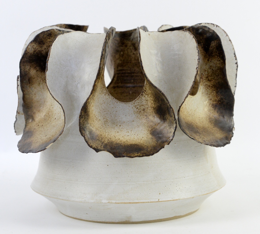 Deirdre Burnett (British, b.1939), studio pottery centrepiece bowl with ruffled lobe rim, creamy - Image 6 of 20