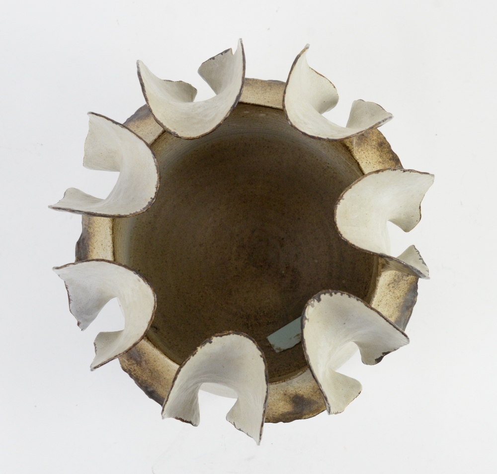 Deirdre Burnett (British, b.1939), studio pottery centrepiece bowl with ruffled lobe rim, creamy - Image 9 of 20