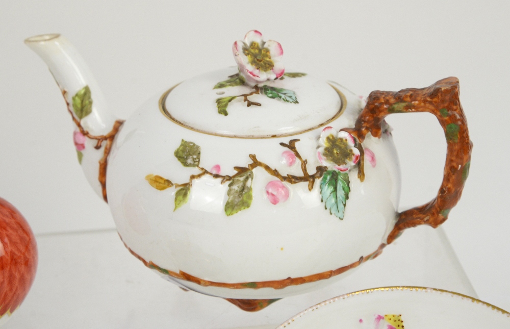 Victorian wild rose tea service, comprising tea pot, two side plates and a cup and saucer, Naples - Image 4 of 9