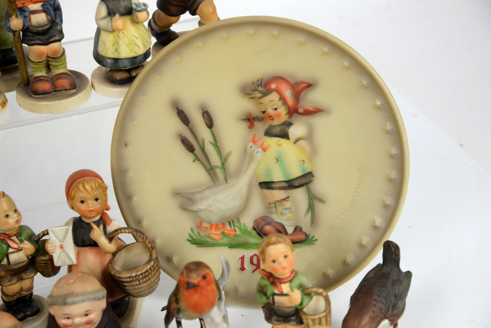 Collection of Goebel Hummel figurines of children (25) and 9 birds - Image 5 of 10