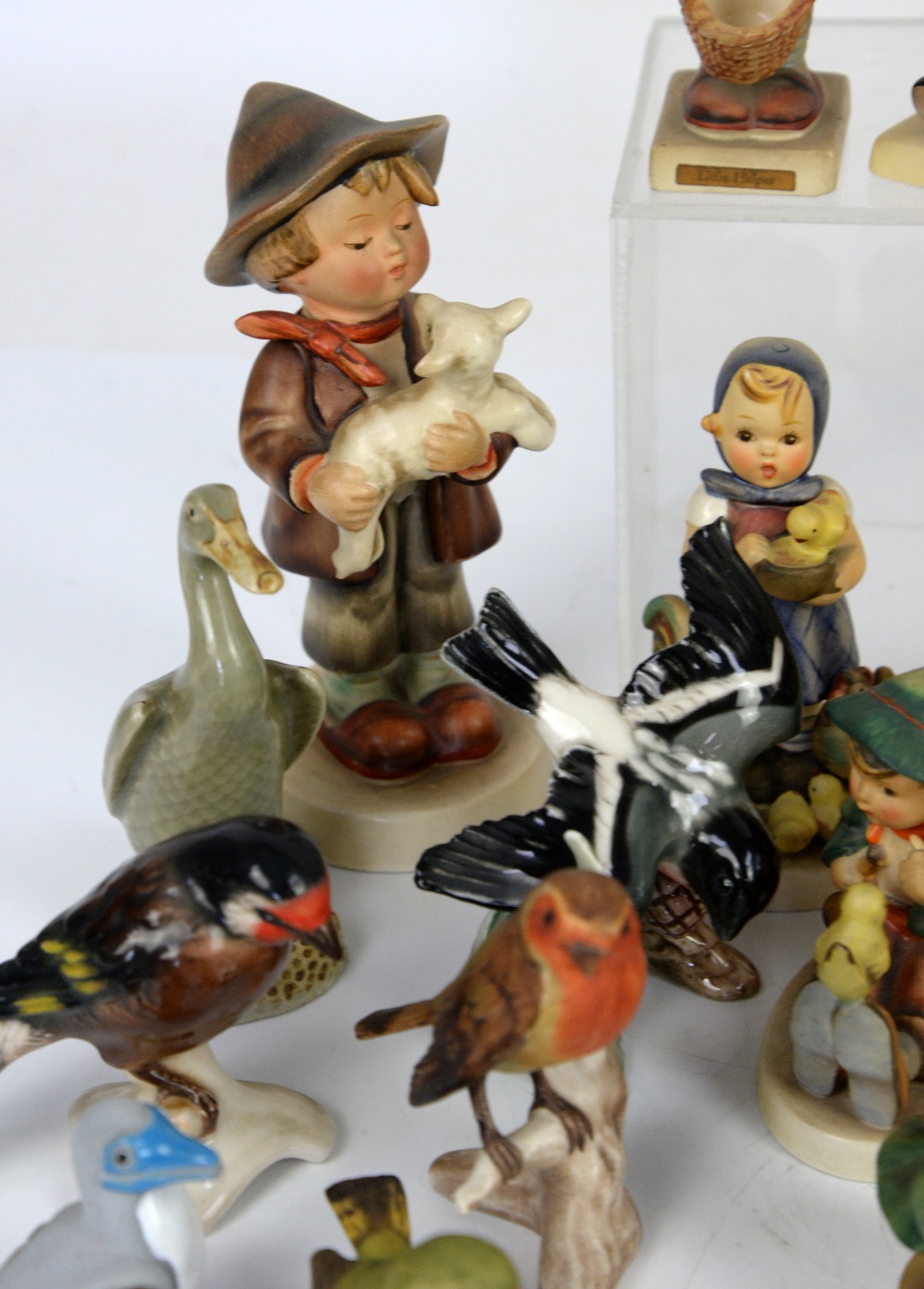 Collection of Goebel Hummel figurines of children (25) and 9 birds - Image 9 of 10