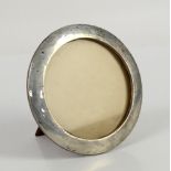 Circular silver photo frame, 16cm diameter, Birmingham 1915