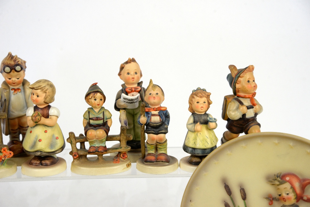 Collection of Goebel Hummel figurines of children (25) and 9 birds - Image 4 of 10