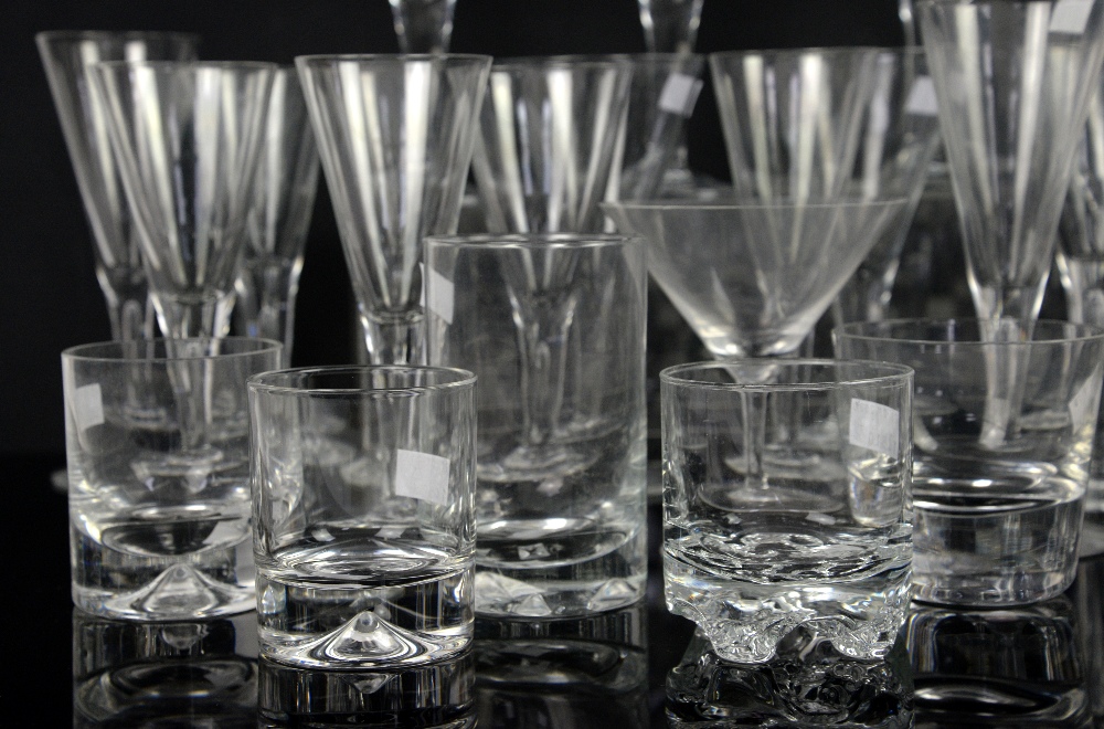 Suite of Dartington glasses Sharon comprising 8 champagne flutes (varying sizes) and three whiskey - Image 6 of 7