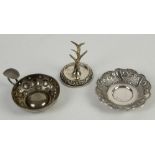 Silver ring tree, Birmingham 1910, a white metal Taste du Vin with shell motif and grape and vine