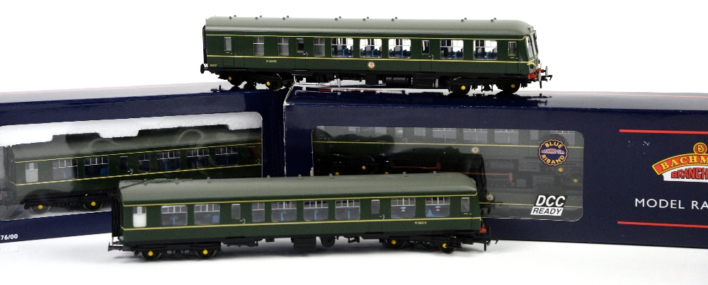 Bachmann H0/00 gauge, Branch line, two diesel locomotives and three carriages,in BR green livery,