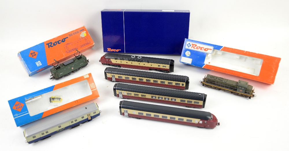 Roco H0/00 gauge 43575 SNCF BB 63414 locomotive, SNCF BB 8264 locomotive in wrong box, carriage