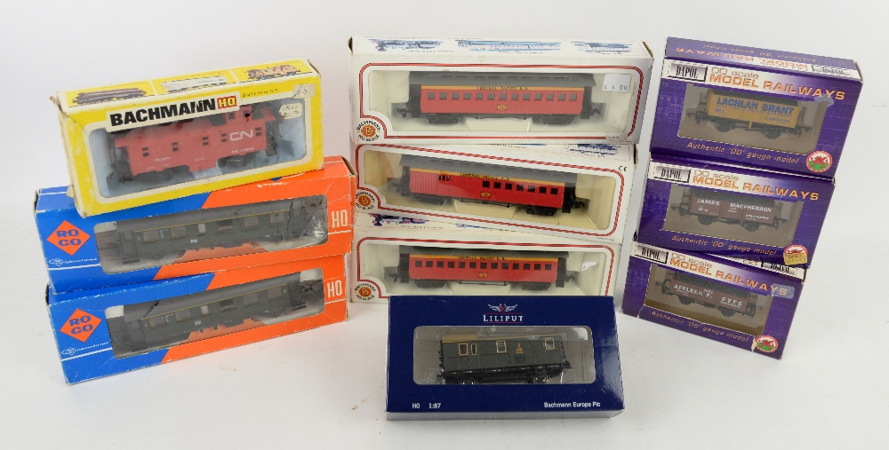 Three Bachmann H0/00 coaches 72924 47' Old Time Coach Central Pacific x2, 72824 47' Old Time Combine