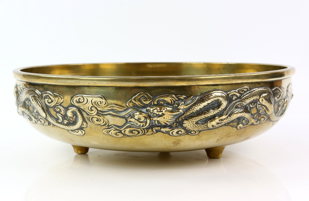 A metal alloy incense burner on three small feet, decorated on the exterior with a design of dragons - Image 4 of 8