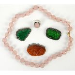 § A rose-quartz necklace with 35 beads, about 52 cm long; together with a white-metal mounted rose-