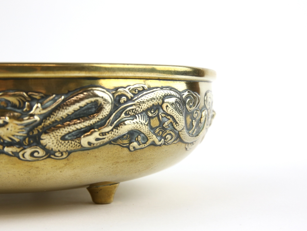 A metal alloy incense burner on three small feet, decorated on the exterior with a design of dragons - Image 3 of 8