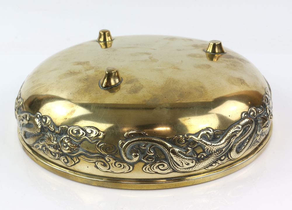 A metal alloy incense burner on three small feet, decorated on the exterior with a design of dragons - Image 7 of 8